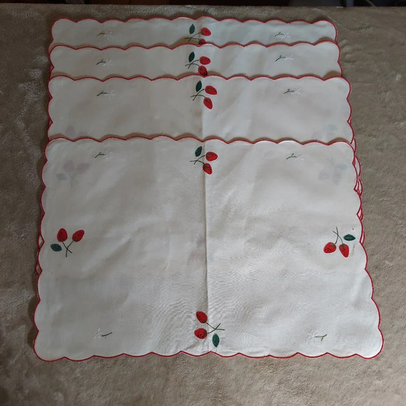 Vintage Placemats  Cream Red Appliques and Embroidered Scalloped Edges - Picture 8 of 11